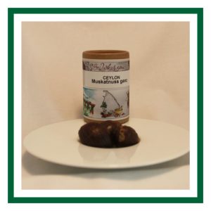 Ceylon Muskatnuss ganz in Schale